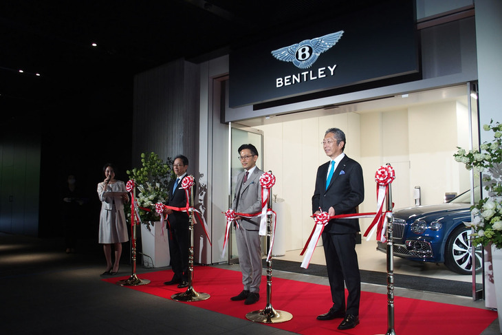 オープニングイベントでテープカットが行われる様子。左からベントレーモーターズジャパンのブランドダイレクター牛尾裕幸氏、コーンズ・モータースの代表取締役社長兼CEO林 誠吾氏、フォルクスワーゲン・ファイナンシャル・サービス・ジャパンの代表取締役社長横瀬正幸氏。