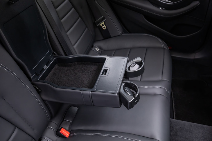 後席背もたれの中央に内蔵されたアームレスト。小物入れと2人分のドリンクホルダーが組み込まれている。