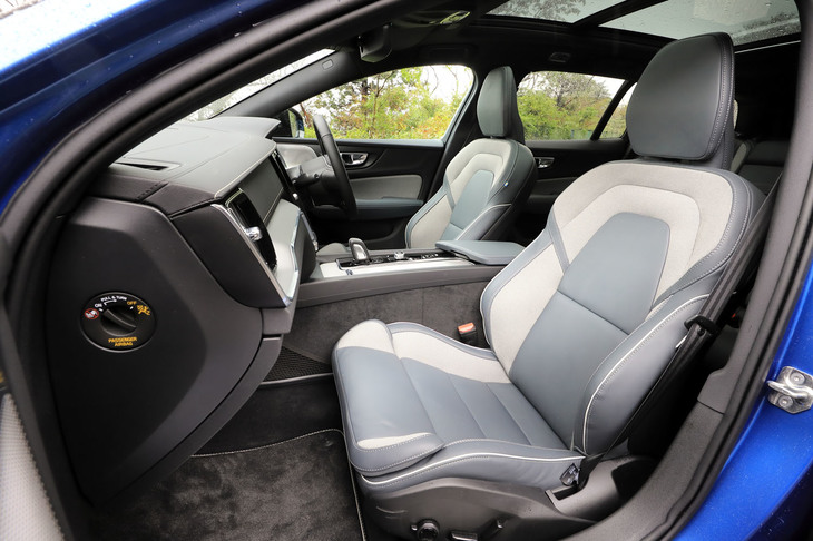 「R-DESIGN」専用のスポーツシート。ブラックのモノトーンに加え、明るいイメージのグレー（写真）も用意される。