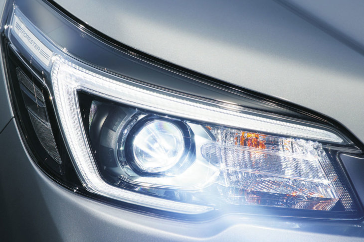 現行型「フォレスター」のヘッドランプ。ここだけを見て瞬時に新旧が見分けられたアナタは、相当な“スバル通（つう）”だ。