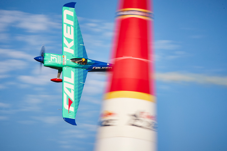 スカイスポーツには、レッドブル・エアレースのようにタイムを競うものや、エアロバティックのように技の正確さを競うものなど、さまざまな競技が存在する。（Andreas Langreiter/Red Bull Content Pool）