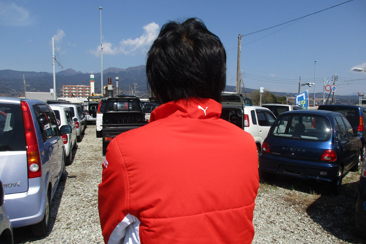 今回、話を聞かせてくれた、激安中古車専門店オーナーのリュウ氏。