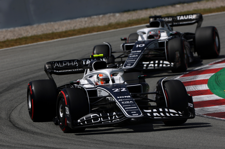 アルファタウリは、予選で角田裕毅（写真手前）13位、プラクティスでオーバーヒートが起き走行時間が少なかったピエール・ガスリー（同後ろ）は14位と2台ともQ3に進むことはできず。だがレースでは角田が早速ポイント圏内に駒を進め、落ち着いた走りで今季3度目の入賞となる10位でゴール。ガスリーは接触の影響でマシンのダウンフォースが失われ苦戦し、13位完走。チームは6戦して5回入賞、17点を獲得し現在コンストラクターズランキング7位となっている。このうち11点を角田が稼ぎ出しており、2年目の成長がうかがえる。（Photo=Getty Images / Red Bull Content Pool）