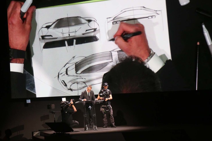 「SF90ストラダーレ」のデザインはフェラーリ・デザインセンターが担当。会場ではスケッチのデモンストレーションも行われた。