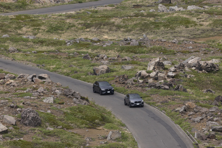 ジャガーのPHEVは搭載エンジンが異なっても、EVモードではラグジュアリーブランドらしい上質で静粛性の高い走りを、強い加速を求めるシーンではエンジンとモーターが協調しシームレスで力強い加速を提供する。