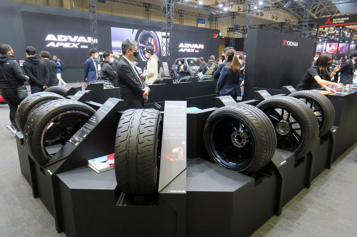 「東京オートサロン2023」におけるヨコハマタイヤのブースの様子。