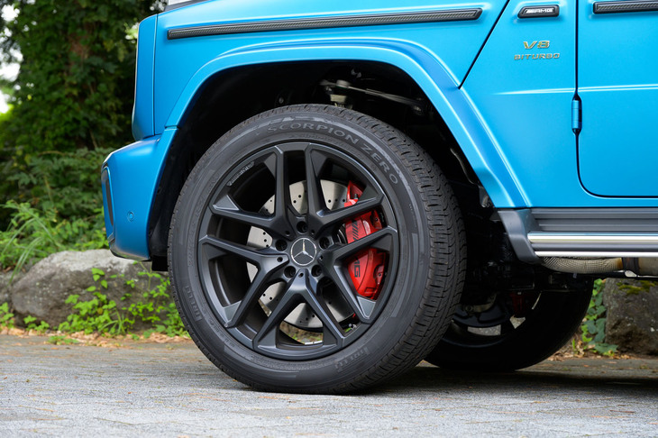 タイヤ＆ホイールは前後とも285/45の21インチ。この試乗車はピレリの「スコーピオンゼロ アシンメトリコ」を履いていた。