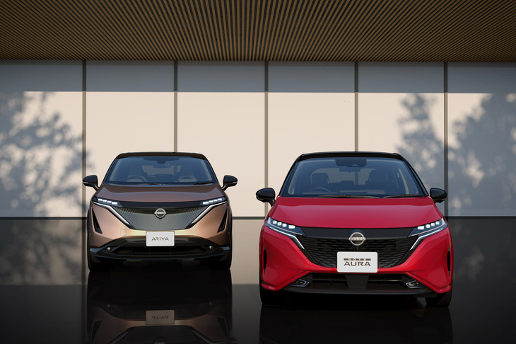 日産の新世代EV「アリア」（左）と「ノート オーラ」（右）。アリアとノートは、日産の新しいデザインコンセプトをいち早く取り入れたモデルである。