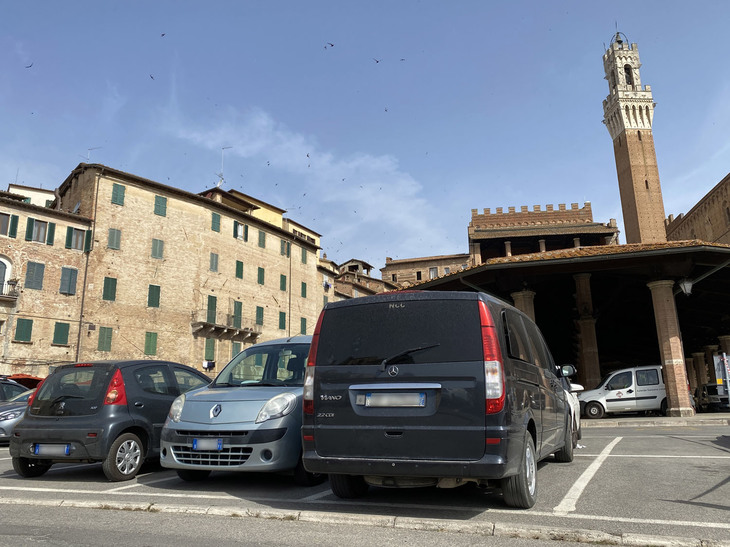 新車が多い観光ハイヤーで、今や少数派となった「VIANO（ビアノ）」こと2代目を発見。2022年7月、シエナで筆者が撮影。