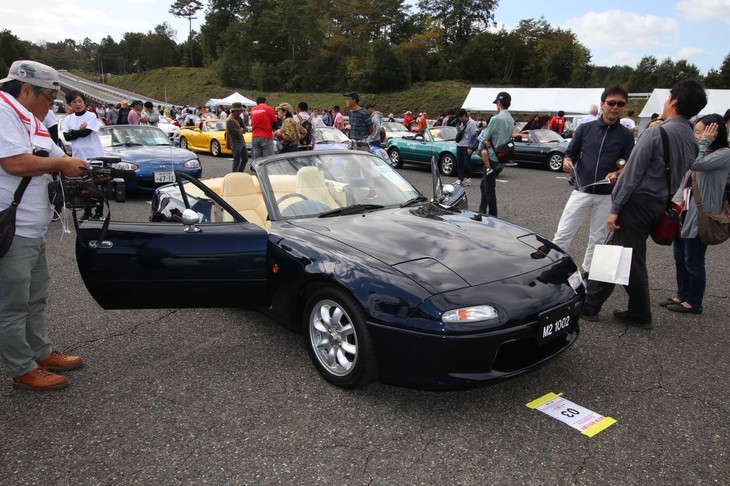 NA型「M2 1002」。M2というとハイチューンなスポーツモデルを連想させるが、ドレスアップ志向のモデルも存在した。それが1002だ。内外装のドレスアップのみで、ダークブルーメタリックのボディーとホワイトレザーの内装を組み合わせた。上品なロードスターを目指したが、市場の反応はいまひとつ。限定台数300台には到達せずに、販売を終了した。この内装は、他の少量生産の限定車などにも流用されたようだ。このため、特に希少性が高いM2モデルとなっている。