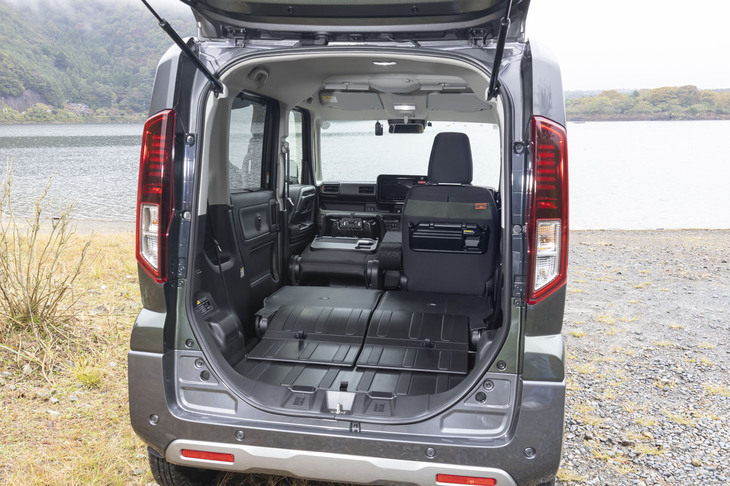 後席を倒したときのフラットさは「N-BOXジョイ」が上だが、「スペーシア ギア」の場合は助手席も前に倒せる。