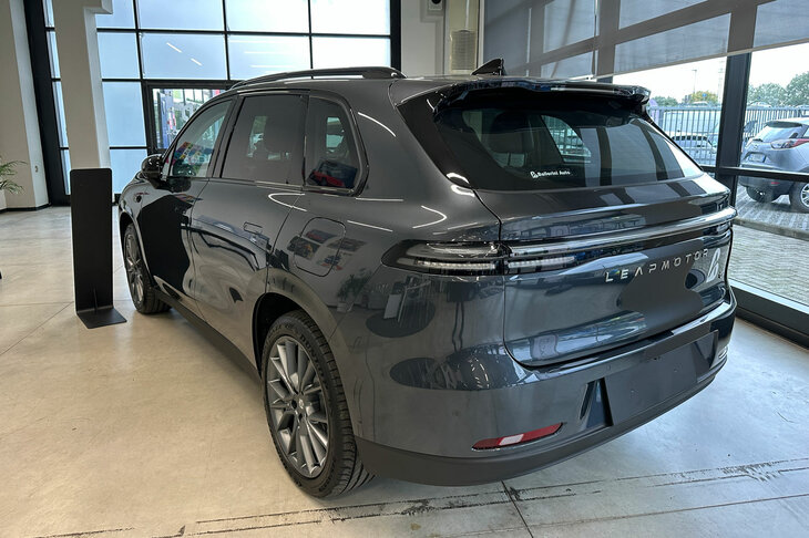 「C10」の展示車には、発売記念価格として税込みで3万6236.33ユーロ（約600万円）というプライスタグがつけられていた。