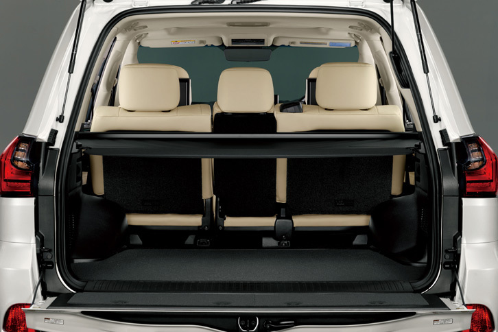 2列5人乗り仕様のラゲッジルーム。