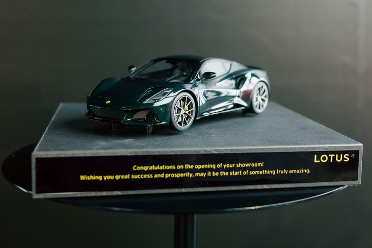 「ロータス神戸」のオープンを記念して、ジースクエア仙台に贈られた「エミーラ」のモデルカー。「そこは『エヴァイヤ』や『エメヤ』『エレトレ』じゃないんですね」とは、webCG堀田の弁。