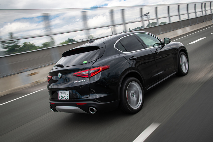 高出力のエンジンと4WD機構、軽量化の図られた車体の組み合わせにより、0-100km/h加速は5.7秒という動力性能を実現。アイドリングストップ機構を採用するなど環境性能にも配慮しており、燃費性能はJC08モード計測で11.8km/リッターとなっている。