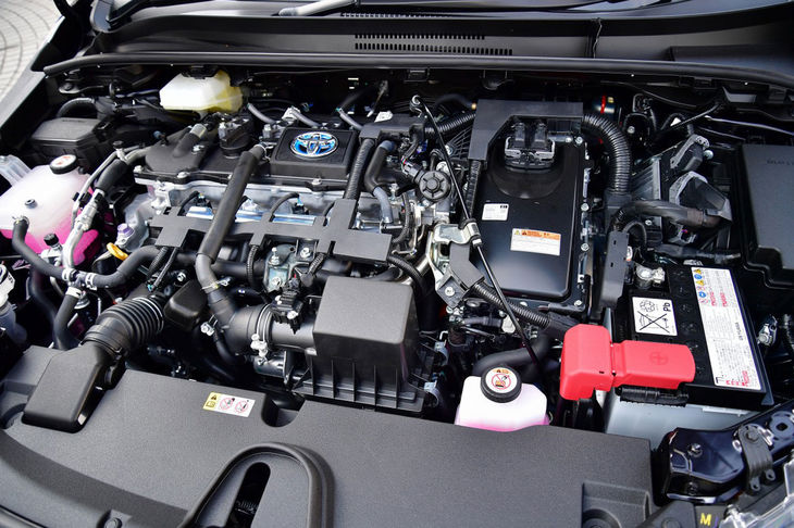 新型「カローラ」（ハイブリッド車）のパワートレインは、1.8リッターエンジンとモーター、電気式CVTを組み合わせる。
