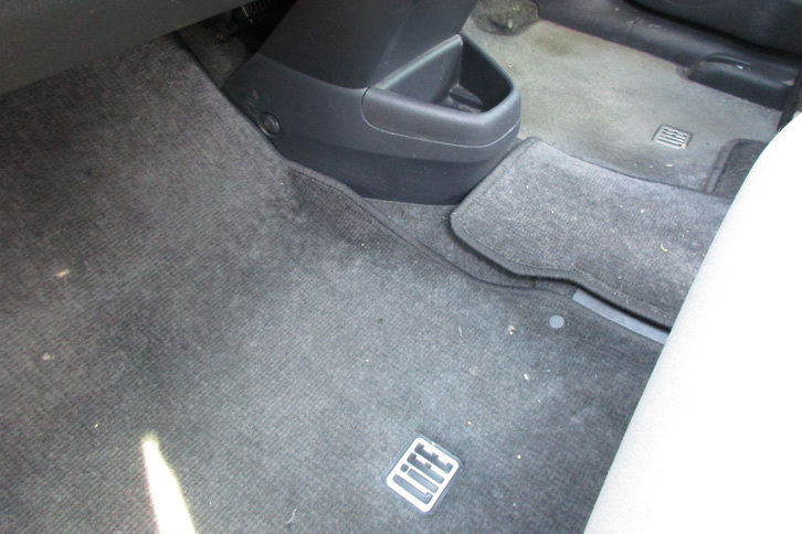4代目「ホンダ・ライフ」の前席フロア。下取り車ではゴミだらけなことが多い。