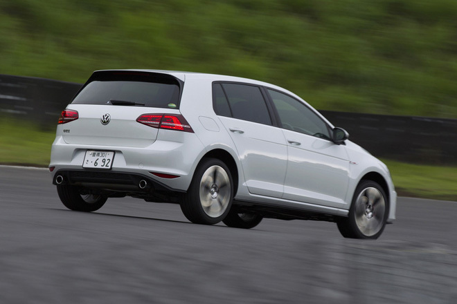 フォルクスワーゲン・ゴルフGTI
    ボディーサイズ：全長×全幅×全高＝4275×1800×1450mm／ホイールベース：2635mm／車重：1390kg／駆動方式：FF／エンジン：2リッター直4 DOHC 16バルブ ターボ／トランスミッション：6AT／最高出力：220ps/4500-6200rpm／最大トルク：35.7kgm/1500-4400rpm／タイヤ：（前）225/40R18 （後）225/40R18／価格：369万円（消費税5％込み）（写真＝VGJ）