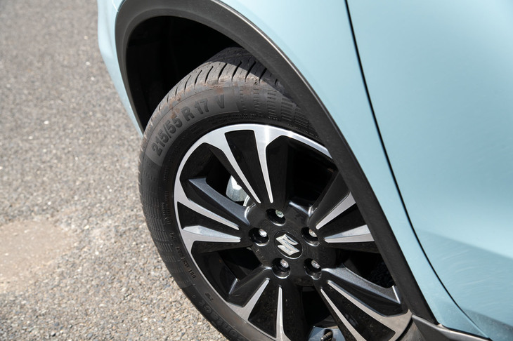 切削加工とガンメタリック塗装を組み合わせたツートンカラーのアルミホイール。試乗車のタイヤは「コンチネンタル・コンチエココンタクト5」だった。