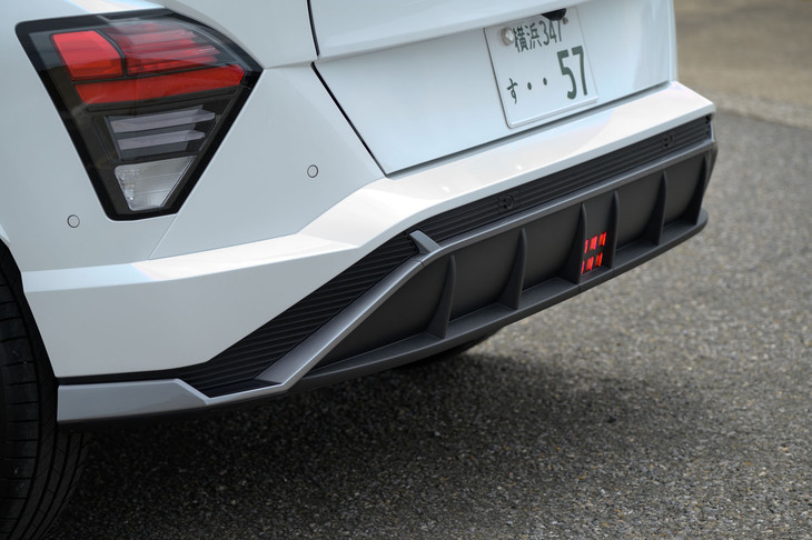 リアバンパーはブラックに変更され、ボクシーな造形とともに低重心感をアピール。前後のバンパー形状変更によってボディーの全長が30mm拡大している。