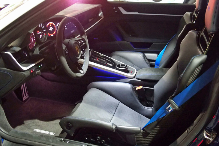 「911ダカール」のインテリア。フルバケットシートを標準装備し、リアシートは撤去されている。インストゥルメントパネルの仕立てはシェイドグリーンのステッチをあしらったRace-Texトリムで、スポーティーな印象だ。