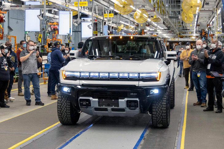 ゼネラルモーターズのデトロイト・ハムトラック組立センターをラインオフする「GMCハマーEV」。実はこのクルマ、新法の下では税額控除の対象にならないという。