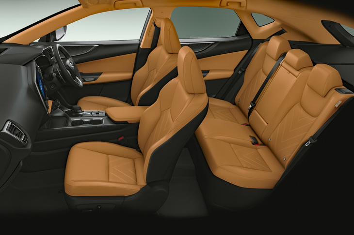 シート表皮は、ベースグレードが合成皮革なのに対し、「バージョンL」では本革を採用。前後席ともにシートヒーターが装備される。内装色は、写真の「ヘーゼル」を含む4種類を用意。