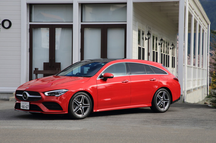 ソリッドな「ジュピターレッド」のボディーカラーが目を引く試乗車のエクステリア。ボディー下部の空力パーツや18インチアルミホイール、マルチビームLEDヘッドランプなどは「AMGライン」のオプション装備である。