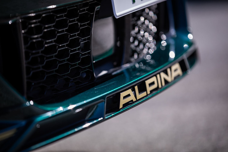 フロントスポイラーに備わる「ALPINA」のロゴ。かつてのようなデカールではなく、立体的な形状になっている。今回の試乗車のロゴはゴールド色だったが、無償オプションでシルバー色も選択できる。