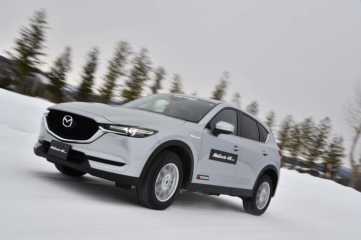 
	日本での販売が検討されているオールシーズンタイヤ「ブルーアース-4S AW21」を装着した「マツダCX-5」。スタッドレスタイヤとの違いを確認できた。
	