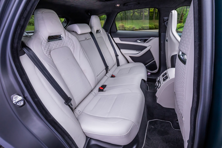 フロントシートと同じヘッドレスト一体型のデザインが特徴的な「FペースSVR」のリアシート。背もたれには40：20：40の分割可倒機構が備わる。