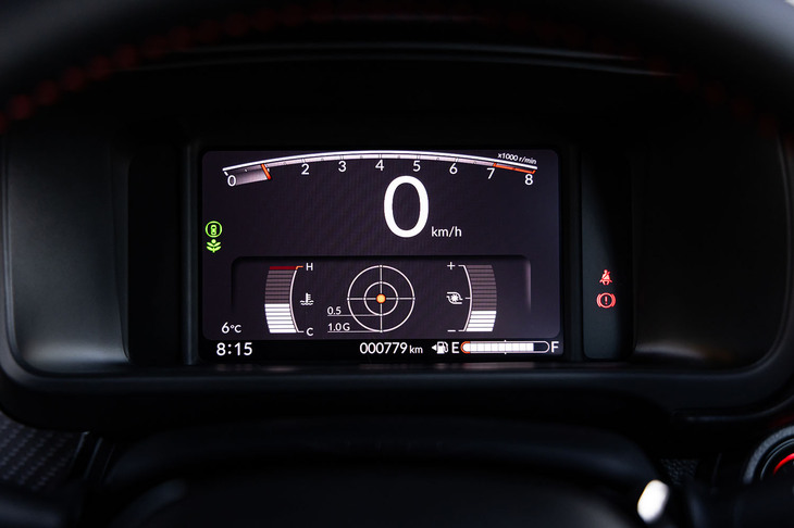 ホンダの最新軽自動車と共通となる7インチTFT液晶メーターが、全グレードに標準で装備された。タコメーターは「RS」グレードの専用表示で、メーター下部の表示情報はGメーターや運転支援、オンボードコンピューターなど、任意に切り替えることができる。