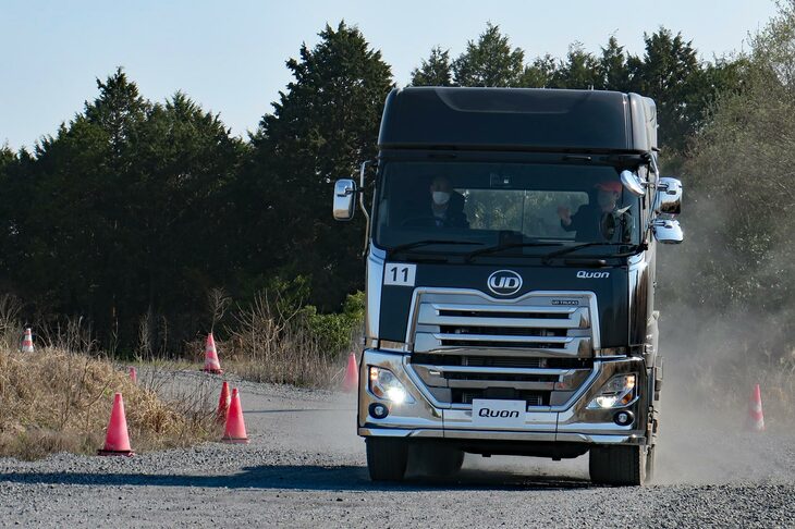 「クオンGW」には、悪路走行を支援するデフロックが標準で装備される。30km/h以下の車速域でしかONにできないが、作動後に車速が30km/hを超えても、自動で解除はされない。