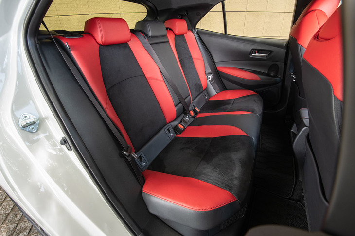 リアシートは3人掛け。足元の空間はそれなりだが、居心地は上々。