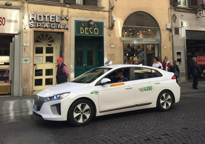 「ヒュンダイ・アイオニック」EV仕様車のタクシー。EV版はリーフ・キラーとなるか。