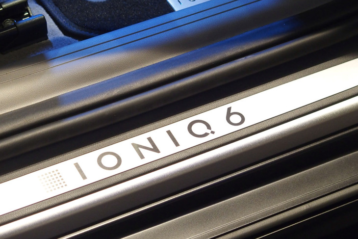 ヒョンデ・アイオニック6（サイドシルプレート）