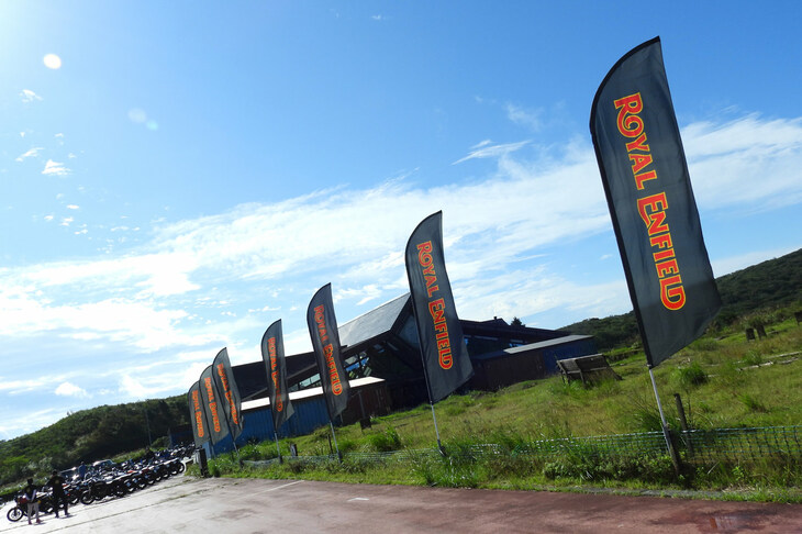 方々に立てられたのぼり旗もあって、まるで「バイカーズパラダイス南箱根」がロイヤルエンフィールドにジャックされたかのよう。