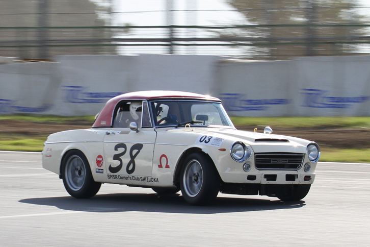 総合3位、S2クラス2位の1967年「ダットサン・フェアレディ2000」（SR311）。