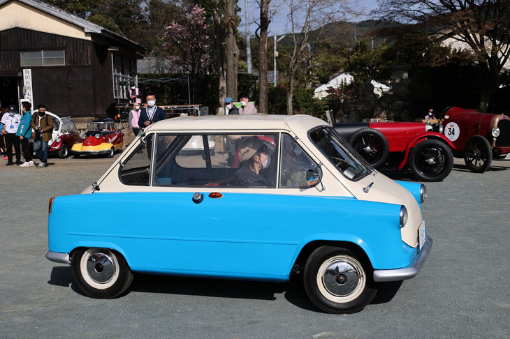 ほぼ前後対称で前後に横開きのドアを持ち、前後シートは背中合わせで4座という電車のようなマイクロカーの1957年「ツェンダップ・ヤヌス」。