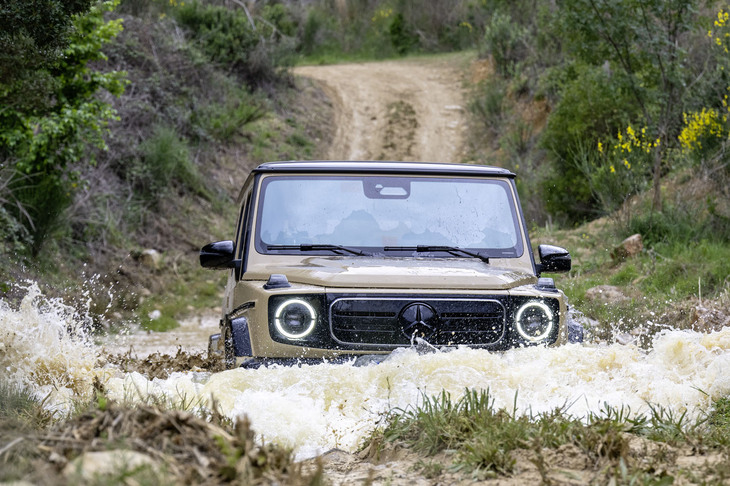 渡河水深性能は850mm。バッテリー部分を完全防水としたため、エンジン車の750mmを大きく上回る能力を手にしている。