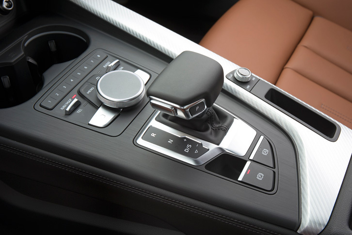 本国仕様では、トランスミッションには6段MTと7段デュアルクラッチ式AT、8段トルコン式ATが用意されている。