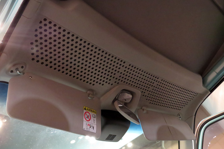 オーバーヘッドシェルフは中のものがわかるよう、下部がメッシュとなった。