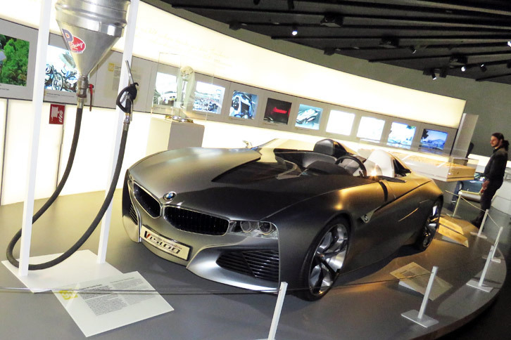 2011年のジュネーブショーでお披露目されたコンセプトカー「BMWビジョン コネクテッドドライブ」。拡張現実（AR）技術を用いたヘッドアップティスプレイや、外部環境との通信機能などがアピールされた。