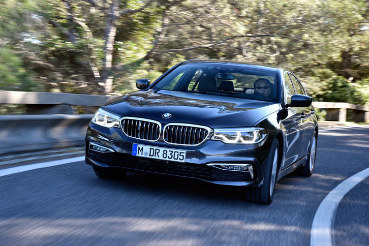 豊富なバリエーションは欧州Eセグメントセダンに共通する魅力のひとつ。新型「5シリーズ」についても、プラグインハイブリッド車やV8エンジン搭載車の導入がアナウンスされている。