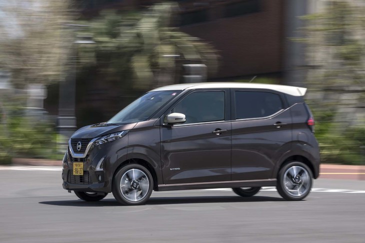 簡易ハイブリッドシステムは、先代の鉛酸バッテリーに代えて、リチウムイオンバッテリーを採用。減速時の回生エネルギーは先代の2倍に増え、アイドリングストップ時間は10％アップ、モーターアシスト時間は10倍に拡大した。