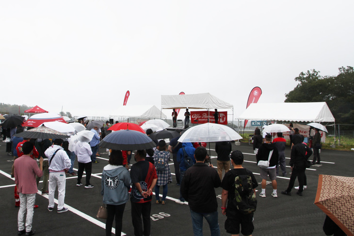 Cパドック後方に設けられたメインステージ。午前10時の開会式の前後から、あいにくの小雨が落ちてきた。