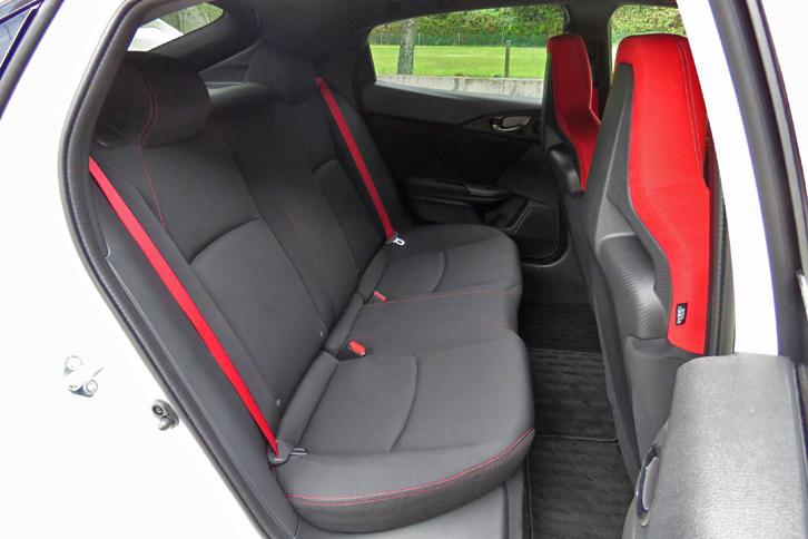 ホンダ・シビック タイプR（リアシート）