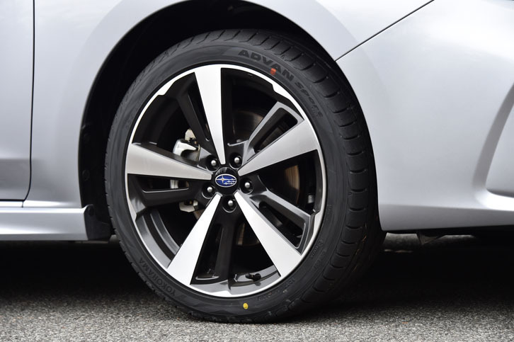 「インプレッサスポーツ2.0i-S EyeSight」には、切削光輝加工を施した18インチアルミホイールが与えられる。ブレーキは、新開発のキャリパーが組み合わされている。