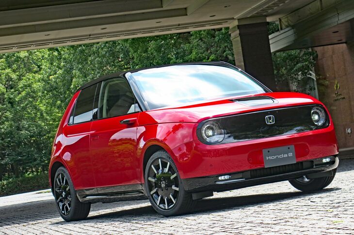 2020年に発表された「ホンダe」。ドイツのデザイン賞「レッド・ドット・デザイン賞」において、プロダクトデザイン賞（自動車）の「ベスト・オブ・ザ・ベスト」を受賞するなど、そのデザインは世界的に高く評価されていた。