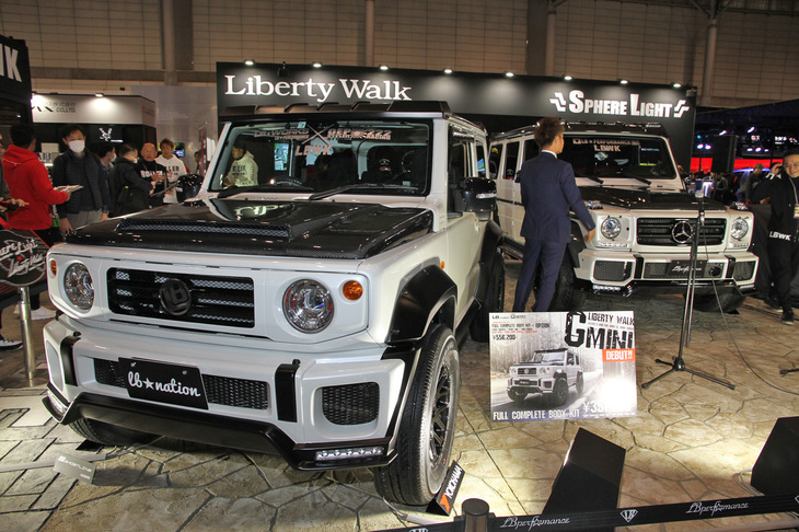 「メルセデス・ベンツGクラス」（右）と並んだLiberty Walk Sphere Lightの、「スズキ・ジムニー」をドレスアップした、その名も「Gmini」。（左）